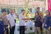Komisioner KPU Tanggamus, Amhani saat menyerahkan logistik Pemilu 2024 di SUPMN Kota Agung, Selasa, 13 Februari 2024. Foto : Herdi/Media Prioritastv.com.