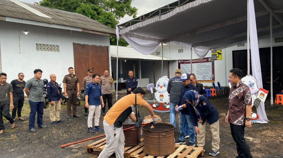 Proses pemusnahan kelebihan surat suara di Gudang KPU Tanggamus, Gisting, Selasa 13 Februari 2024. Foto : Herdi/Media Prioritastv.com.