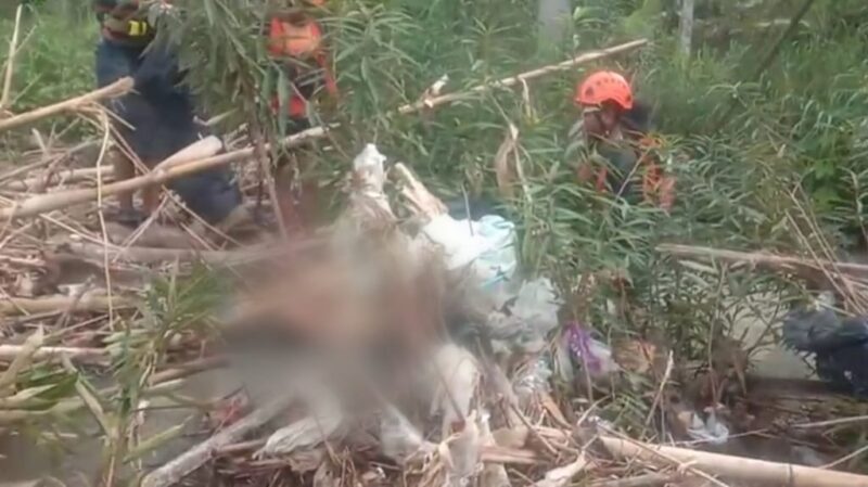 Jenazah Mak Kokom saat Ditemukan Tim SAR Gabungan berada di Tumpukan Sampah Sungai Way Tebu, Pugung, Tanggamus, Rabu 14 Februari 2024. Foto : Johan/Media Prioritastv.com.