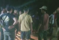 Aksi massa sebelum melakukan aksi penyerangan personel SGA TNWC di Pekon Martanda, Pematang Sawah, Kabupaten Tanggamus, Lampung,  Selasa malam, 13 Februari 2024.  Foto : Dok. Istimewa.