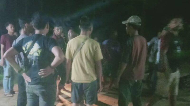 Aksi massa sebelum melakukan aksi penyerangan personel SGA TNWC di Pekon Martanda, Pematang Sawah, Kabupaten Tanggamus, Lampung, Selasa malam, 13 Februari 2024. Foto : Dok. Istimewa.