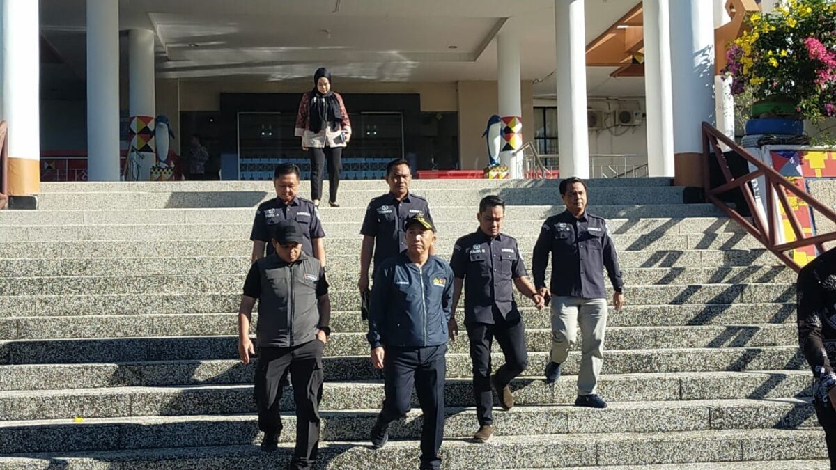 Pejabat Bupati Tanggamus dan rombongan saat menuju lapangan apel masa tenang Bawaslu, Minggu 11 Februari 2024. Foto : Aldo/Media Prioritastv.com.