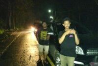 Pengguna jalan saat menunggu jalan terbuka di Jalinbar Pesisir Barat Lampung, Kamis 15 Februari 2024, malam. Foto : Dok. Antara Lampung.