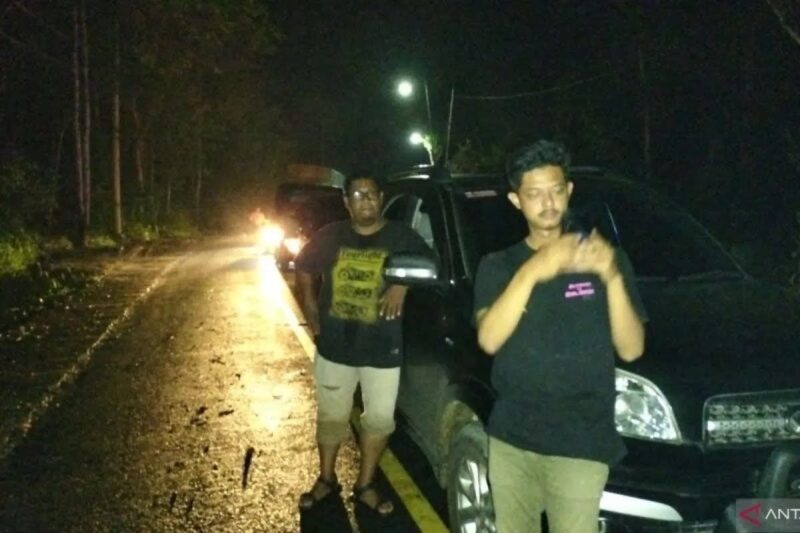 Pengguna jalan saat menunggu jalan terbuka di Jalinbar Pesisir Barat Lampung, Kamis 15 Februari 2024, malam. Foto : Dok. Antara Lampung.