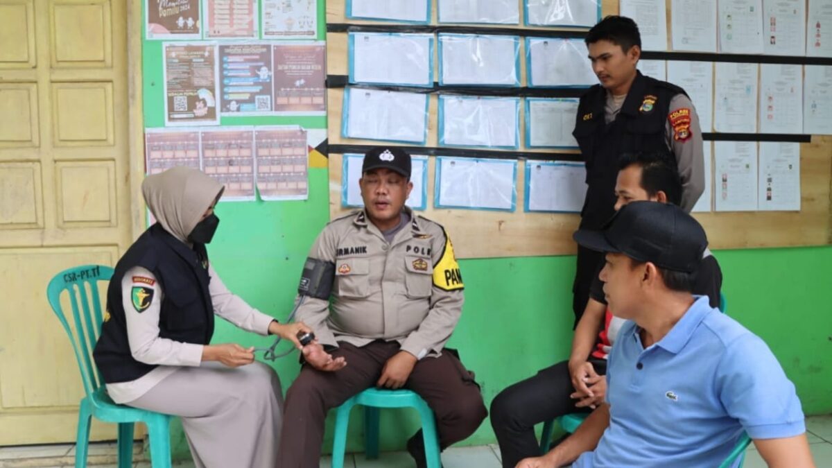 Personel pengamanan PPK Kecamatan Kota Agung Timur saat diperiksa Sidokkes Polres Tanggamus, Jumat 16 Februari 2024. Foto : Dok. Polres Tanggamus.