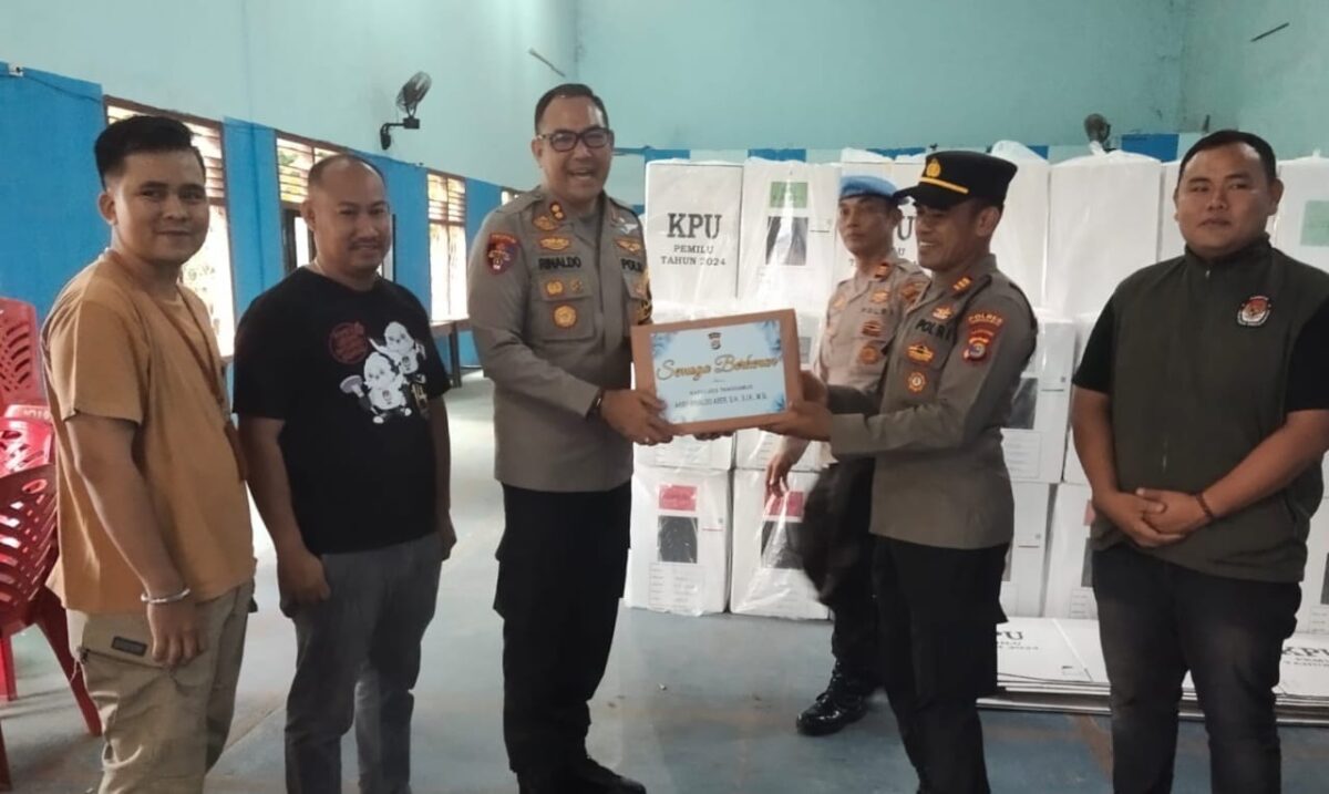 Penyerahan bingkisan kepada personel pengamanan di PPK Kota Agung, Tanggamus, Jumat 16 Februari 2024. Foto : Dok. Polres Tanggamus.