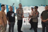 Penyerahan bingkisan kepada personel pengamanan di PPK Kota Agung, Tanggamus, Jumat 16 Februari 2024. Foto : Dok. Polres Tanggamus.