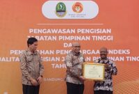 Sekkab Tanggamus Drs. Hamid Heriansyah Lubis saat terima penghargaan sistem merit 2023 dari KASN, Jumat 16 Februari 2024, Foto : Diki/Media Prioritastv.com.