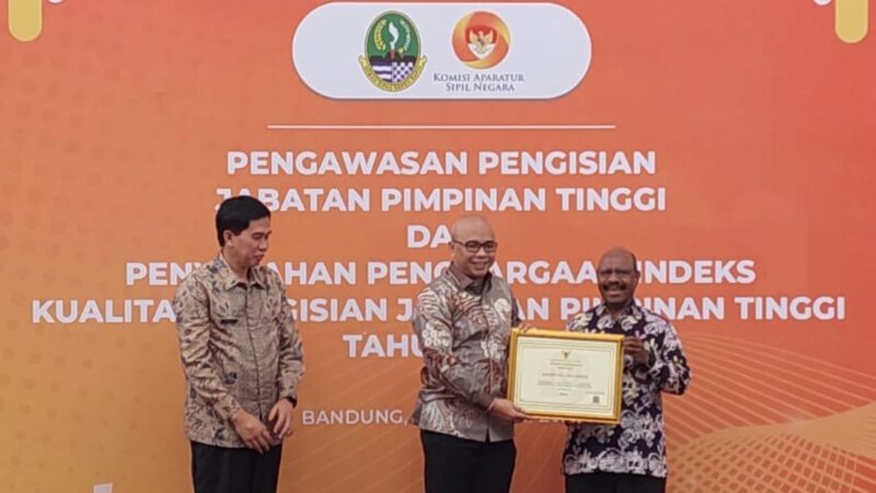 Sekkab Tanggamus Drs. Hamid Heriansyah Lubis saat terima penghargaan sistem merit 2023 dari KASN, Jumat 16 Februari 2024, Foto : Diki/Media Prioritastv.com.