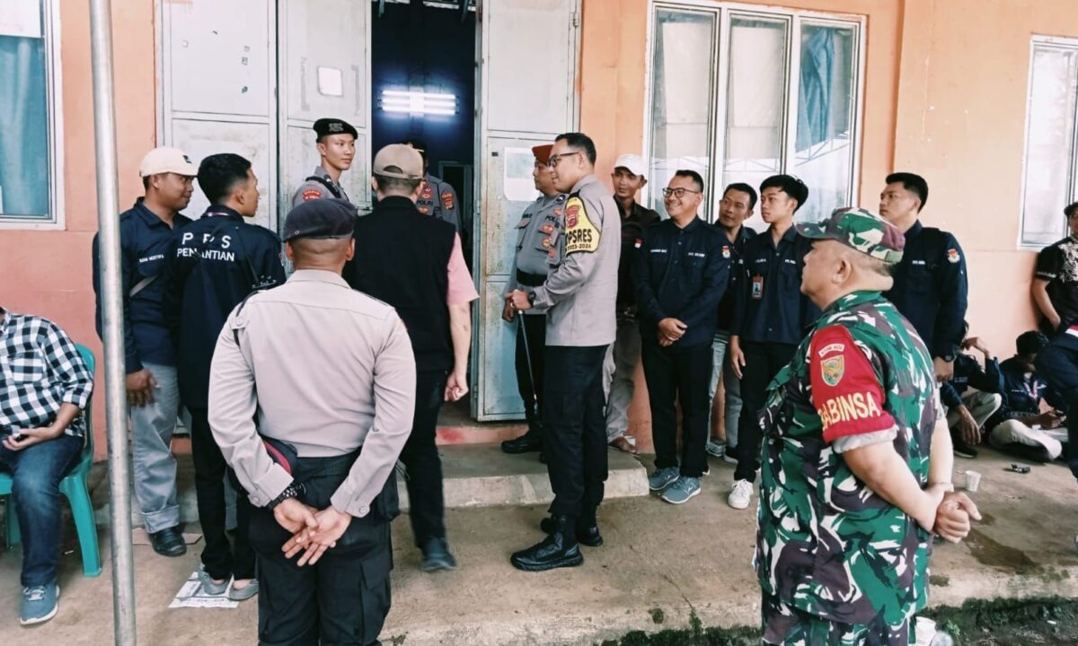 Tinjauan Kapolres Rinaldo Aser pada pengamanan Pleno PPK di Kecamatan Ulu Belu, Tanggamus, Minggu 18 Februari 2024. Foto : Dok. Polres Tanggamus.