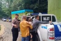Polisi saat evakuasi ibu hamil menggunakan mobil patroli di KM 17 Kubu Perahu, Lampung Barat, Senin 19 Februari 2024. Foto : Dok. Polres Lambar.