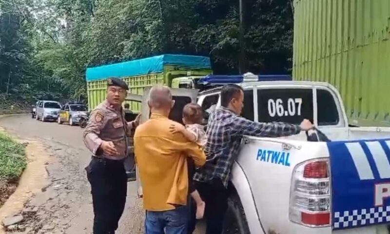 Polisi saat evakuasi ibu hamil menggunakan mobil patroli di KM 17 Kubu Perahu, Lampung Barat, Senin 19 Februari 2024. Foto : Dok. Polres Lambar.