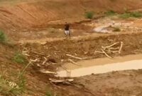 Sosok mayat di embung yang sedang dikerjakan berada di sisi genangan air, Senin, 19 Februari 2024, sore. Foto : Tangkapan Layar  Video.