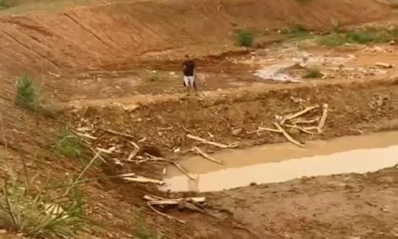 Sosok mayat di embung yang sedang dikerjakan berada di sisi genangan air, Senin, 19 Februari 2024, sore. Foto : Tangkapan Layar  Video.