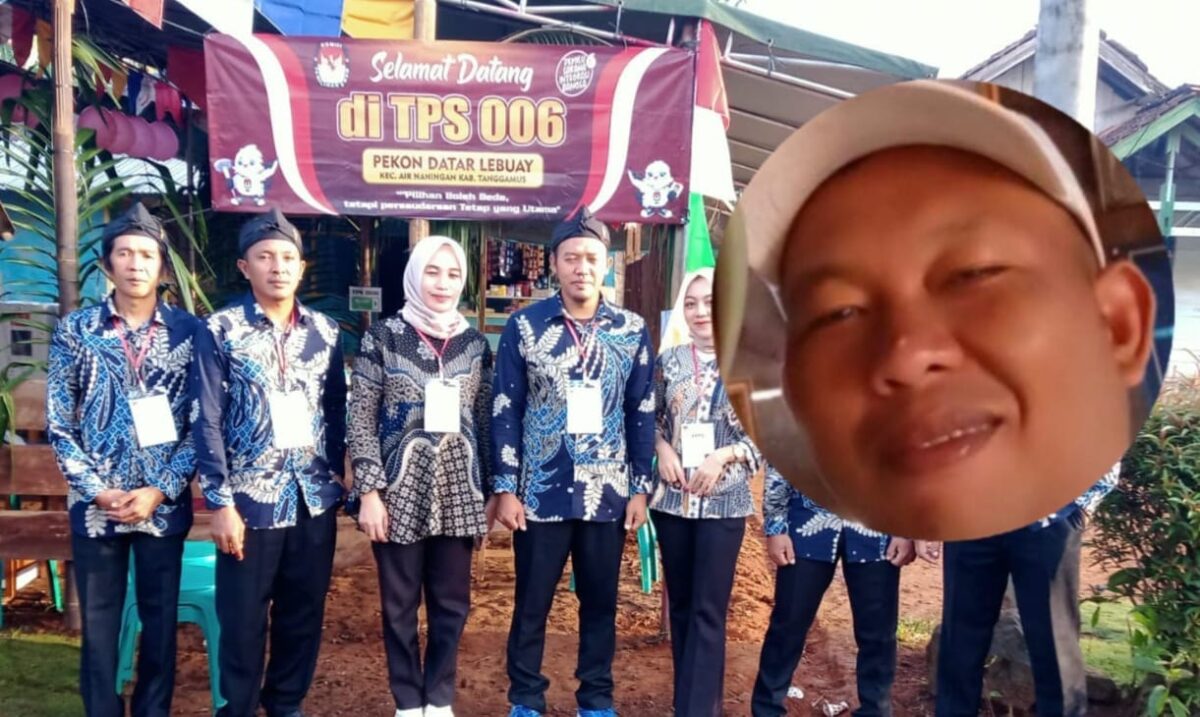 Foto bersama KPPS di TPS 006 Datar Lebuay, Air Naningan, Tanggamus saat pemungutan suara Pemilu 2024, Rabu 14 Februari 2024 dan insert Almarhum Nizar Efendi semasa hidupnya. Foto : Dok. Istimewa.