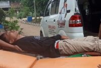 KPPS Air Naningan usai mengalami kecelakaan kerja dan saat dievakuasi menggunakan ambulance pekon setempat. Foto : Dok. KPU Tanggamus.