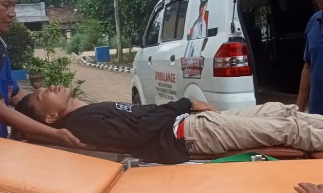 KPPS Air Naningan usai mengalami kecelakaan kerja dan saat dievakuasi menggunakan ambulance pekon setempat. Foto : Dok. KPU Tanggamus.