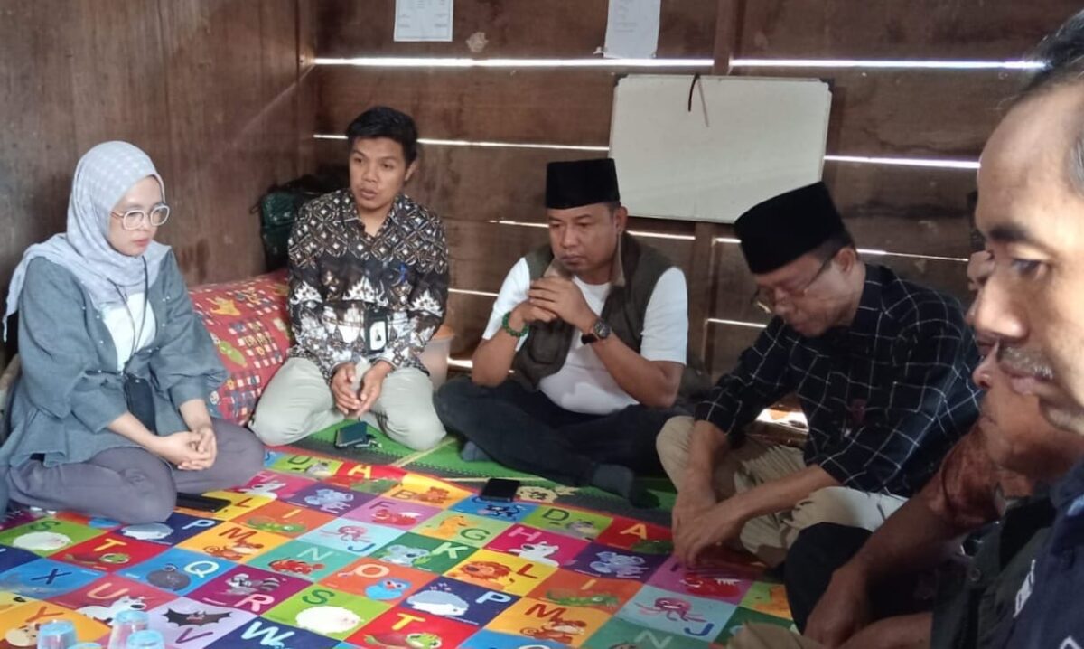 Ketua KPU Tanggamus Angga Lazuardy bersama sejumlah Komisoner dan staf saat mengunjungi rumah duka di Datar Lebuay, Air Naningan, Tanggamus, Selasa 20 Februari 2024. Foto : Herdi/Media Prioritastv.com.