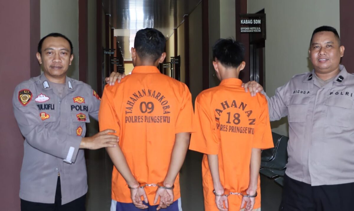 Kedua tersangka berbalut borgol saat ditunjukan polisi dalam lampiran rilis, Selasa 20 Februari 2024. Foto : Dok. Polres Pringsewu.