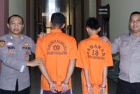 Kedua tersangka berbalut borgol saat ditunjukan polisi dalam lampiran rilis, Selasa 20 Februari 2024. Foto : Dok. Polres Pringsewu.