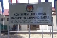 Plang Kantor KPU Kabupaten Lampung Barat. Foto. Dokumentasi Media Prioritastv.com.