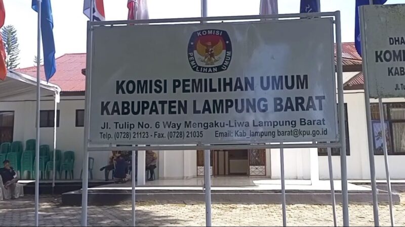 Plang Kantor KPU Kabupaten Lampung Barat. Foto. Dokumentasi Media Prioritastv.com.