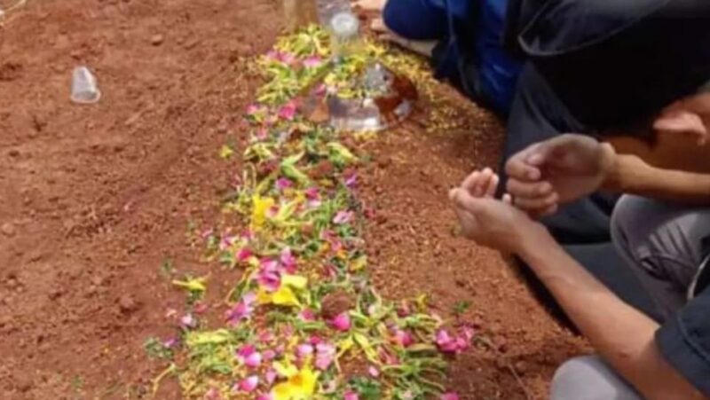 Pemakaman Rio hari Selasa, 20 Februari 2024, waktu shubuh, di TPU Sumberrejo Sejahtera, Jalan Raden Imba Kesuma, Kemiling, Bandar Lampung. Foto : Dok. Keluarga.