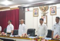 Pejabat Bupati Tanggamus, Mulyadi Irsan saat menyanyikan lagu indonesia raya sebelum membuka rapat Forum Konsultasi Publik untuk RKPD Tahun 2025, Rabu 21 Februari 2024. Foto : Diki/Herdi/Media Prioritastv.com.