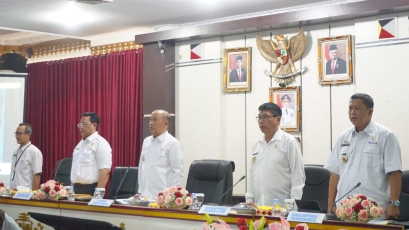 Pejabat Bupati Tanggamus, Mulyadi Irsan saat menyanyikan lagu indonesia raya sebelum membuka rapat Forum Konsultasi Publik untuk RKPD Tahun 2025, Rabu 21 Februari 2024. Foto : Diki/Herdi/Media Prioritastv.com.