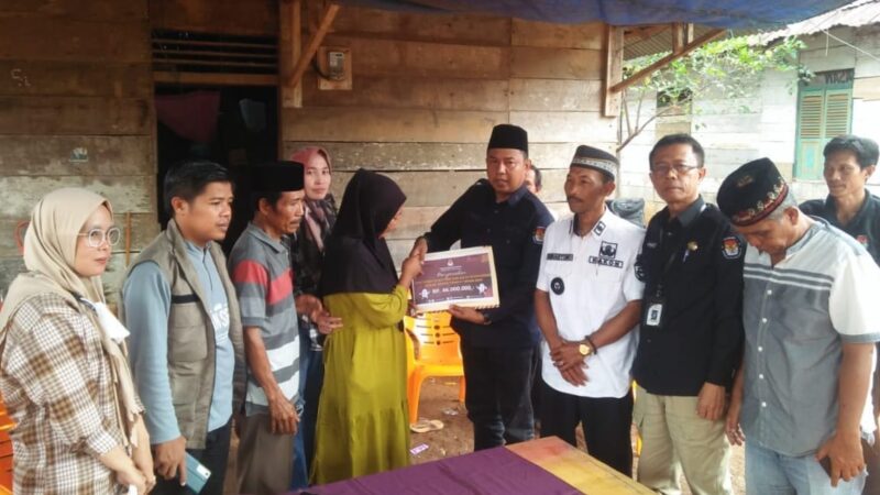 Ketua KPU Tanggamus saat menyerahan santuan kepada istri almarhum Nizar Efendi, anggota KPPS 06 Datar Lebuay, Tanggamus, Kamis 21 Februari 2024. Foto : Herdi/Media Prioritastv.com.