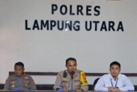 Kasat Reskrim Iptu Stef Boyoh mendampingi Kapolres Lampung Utara AKBP Teddy Rachesna saat memberikan keterangan kasus Ibrahim, Rabu 21 Februari 2024. Foto : Polres Lamut.