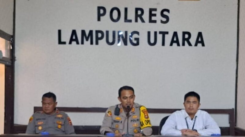 Kasat Reskrim Iptu Stef Boyoh mendampingi Kapolres Lampung Utara AKBP Teddy Rachesna saat memberikan keterangan kasus Ibrahim, Rabu 21 Februari 2024. Foto : Polres Lamut.