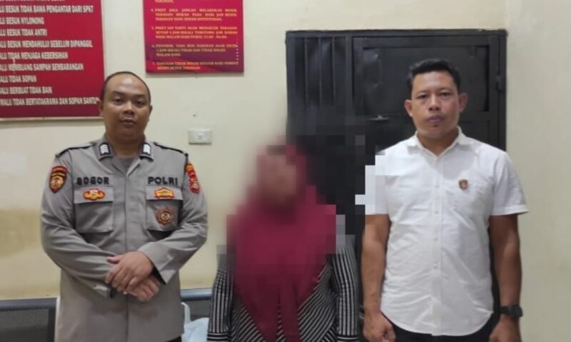 Polisi saat menunjukan Kamirah, sebelum dijebloskan ke sel tahanan, Rabu 21 Februari 2024. Foto : Dok. Polres Lampung Timur.