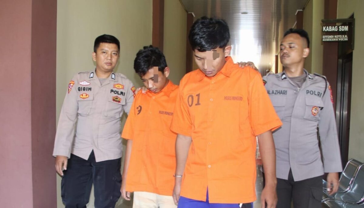 Kedua tersangka saat digelandang ke sel tahanan Polres Pringsewu, Kamis 22 Februari 2024. Foto : Dok. Polres Pringsewu.