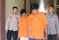 Kedua tersangka saat digelandang ke sel tahanan Polres Pringsewu, Kamis 22 Februari 2024. Foto : Dok. Polres Pringsewu.