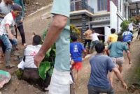Kolase foto saat tersangka nyaris diamuk massa, beruntung segera dievakuasi ke rumah kepala pekon tanjung baru, Rabu 21 Februari 2024. Foto : Tangkapan Layar Video.