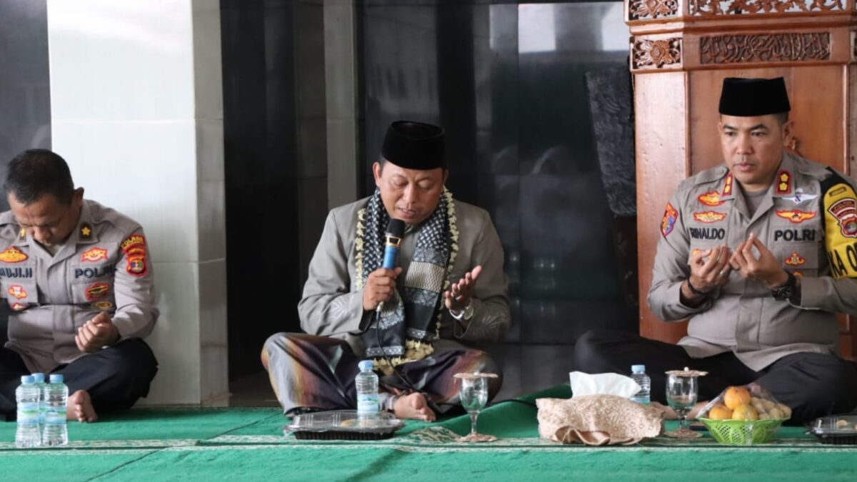 Ustad Amrilah saat Membaca Doa Kamtibmas Polres Tanggamus saat Isra Miraj di Mapolres setempat, Kamis, 22 Februari 2024. Foto : Dok. Polres Tanggamus.
