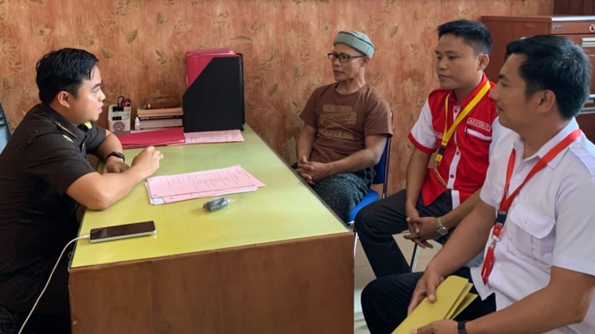 Tersangka Sukarno alias Arnol saat dilimpahkan ke Kejari Tanggamus didampingi penasehat hukumnya, Kamis 22 Februari 2024. Foto : Dok. Polres Tanggamus.