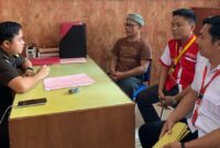 Tersangka Sukarno alias Arnol saat dilimpahkan ke Kejari Tanggamus didampingi penasehat hukumnya, Kamis 22 Februari 2024. Foto : Dok. Polres Tanggamus.
