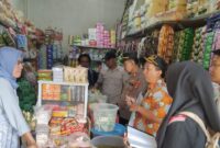 Koperindag Tanggamus saat melakukan pengecekan harga di Pasar Gisting, Jumat 23 Februari 2024. Foto : Diki/Media Prioritastv.com.