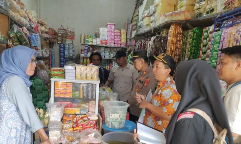 Koperindag Tanggamus saat melakukan pengecekan harga di Pasar Gisting, Jumat 23 Februari 2024. Foto : Diki/Media Prioritastv.com.