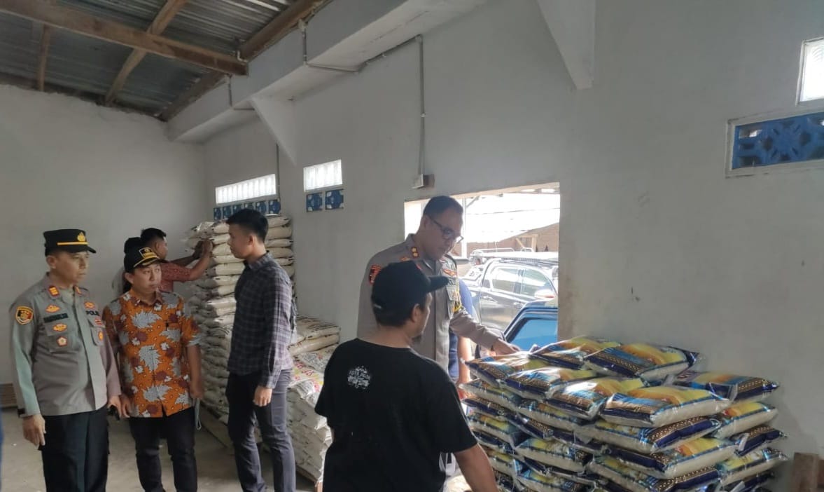 Koperindag Tanggamus saat melakukan pengecekan harga Beras di Penggilingan di Gunung Alip, Jumat 23 Februari 2024. Foto : Diki/Media Prioritastv.com.