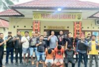 Petugas gabungan saat menunjukan 4 pelaku pengeroyokan yang ditangkap Kecamatan Buay Sandang Aji, Kabupaten OKU Selatan, Provinsi Sumatera Selatan, Sabtu 24 Februari 2024. Foto : Dok. Polres Tulang Bawang.