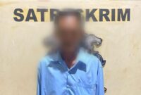 Tersangka Hasan saat berada di depan ruang Satreskrim Polres Lampung Utara usai menyerahkan diri, Sabtu 24 Februari 2024. Foto : Dok. Polres Lamut.