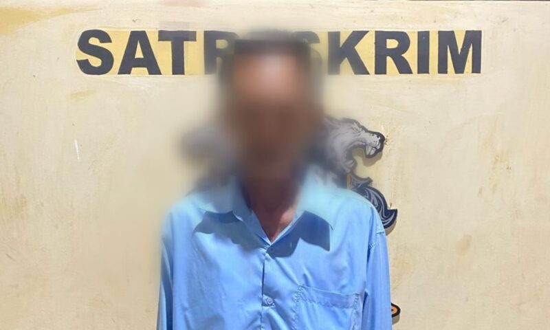 Tersangka Hasan saat berada di depan ruang Satreskrim Polres Lampung Utara usai menyerahkan diri, Sabtu 24 Februari 2024. Foto : Dok. Polres Lamut.