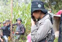 Kolase foto saat petugas memasang kamera jebak dan kandang jebakan Harimau di Lampung Barat, Sabtu 24 Februari 2024. Foto : Tangkapan Layar Video.