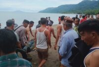 Korban saat dievakuasi polisi dan warga setelah ditemukan tenggelam, Minggu 25 Februari 2024, sore. Dok. Istimewa.
