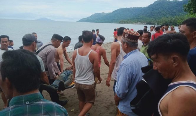 
 Korban saat dievakuasi polisi dan warga setelah ditemukan tenggelam, Minggu 25 Februari 2024, sore. Dok. Istimewa.