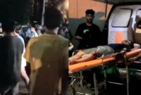 Kolase foto saat warga melakukan pertolongan usai kecelakaan dan saat para korban dibawa ke rumah sakit, Minggu 25 Februari 2024, malam. Foto : Tangkapan Layar.