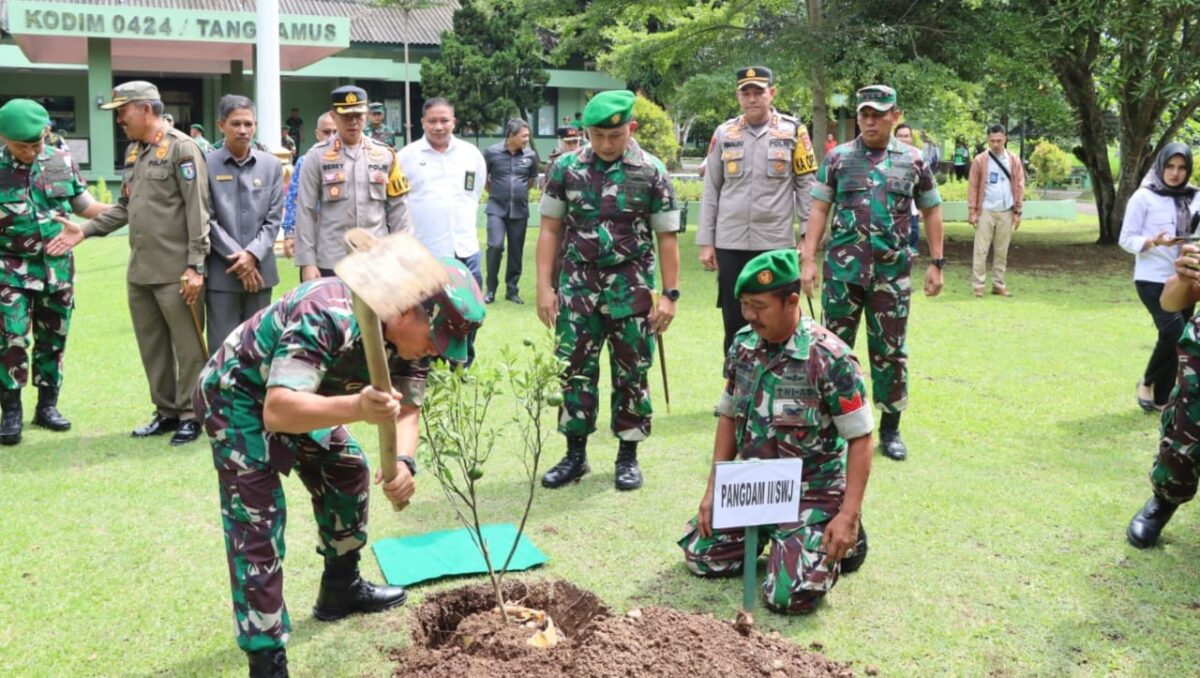 Pangdam II/Sriwijaya  Mayjen TNI Yanuar Adil saat Tanam Jeruk di Kodim 0424 Tanggamus, Selasa 26 Februari 2024. Foto : Herdi/Media Prioritastv.com.